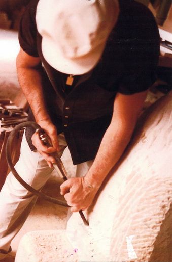 Mármoles Cabedo tallando mármol